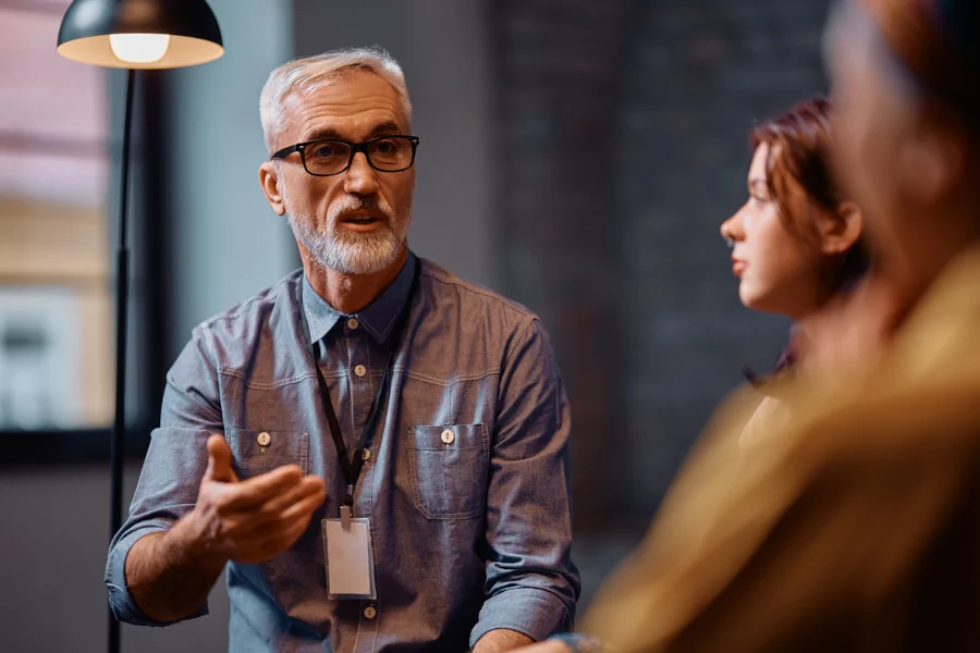 Addiction medicine clinician speaking with patients during an outpatient treatment session Solstice Health & Wellness Sarasota 900x600 Addiction medicine clinician speaking with patients during an outpatient treatment session Solstice Health & Wellness Sarasota